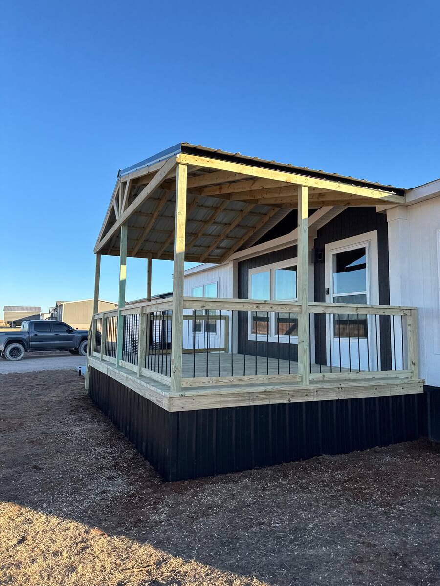 Wide entry deck with horizontal metal railings